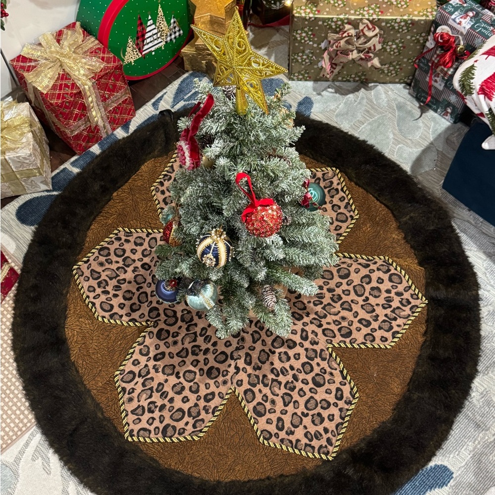 Donna SALYERS Fabulous Furs tree skirt. 52”